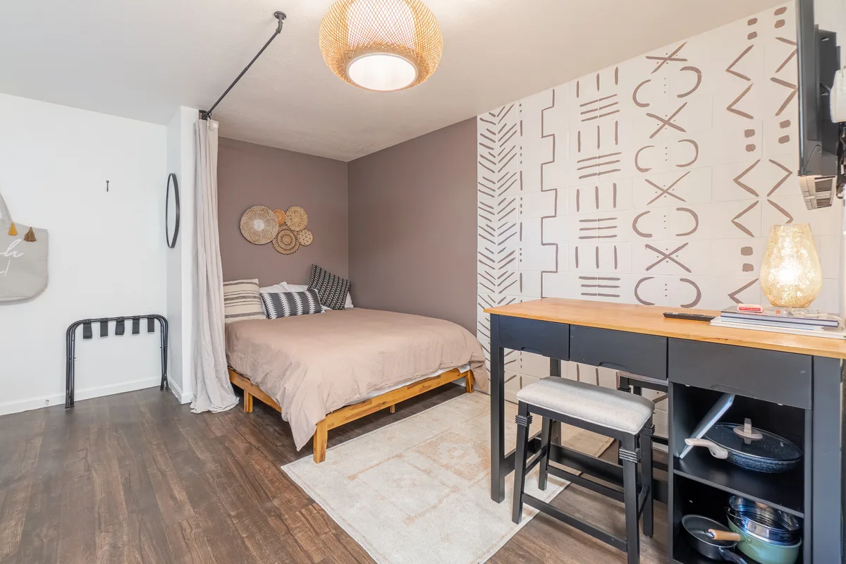 Midtown Manor Unit 14 studio interior
